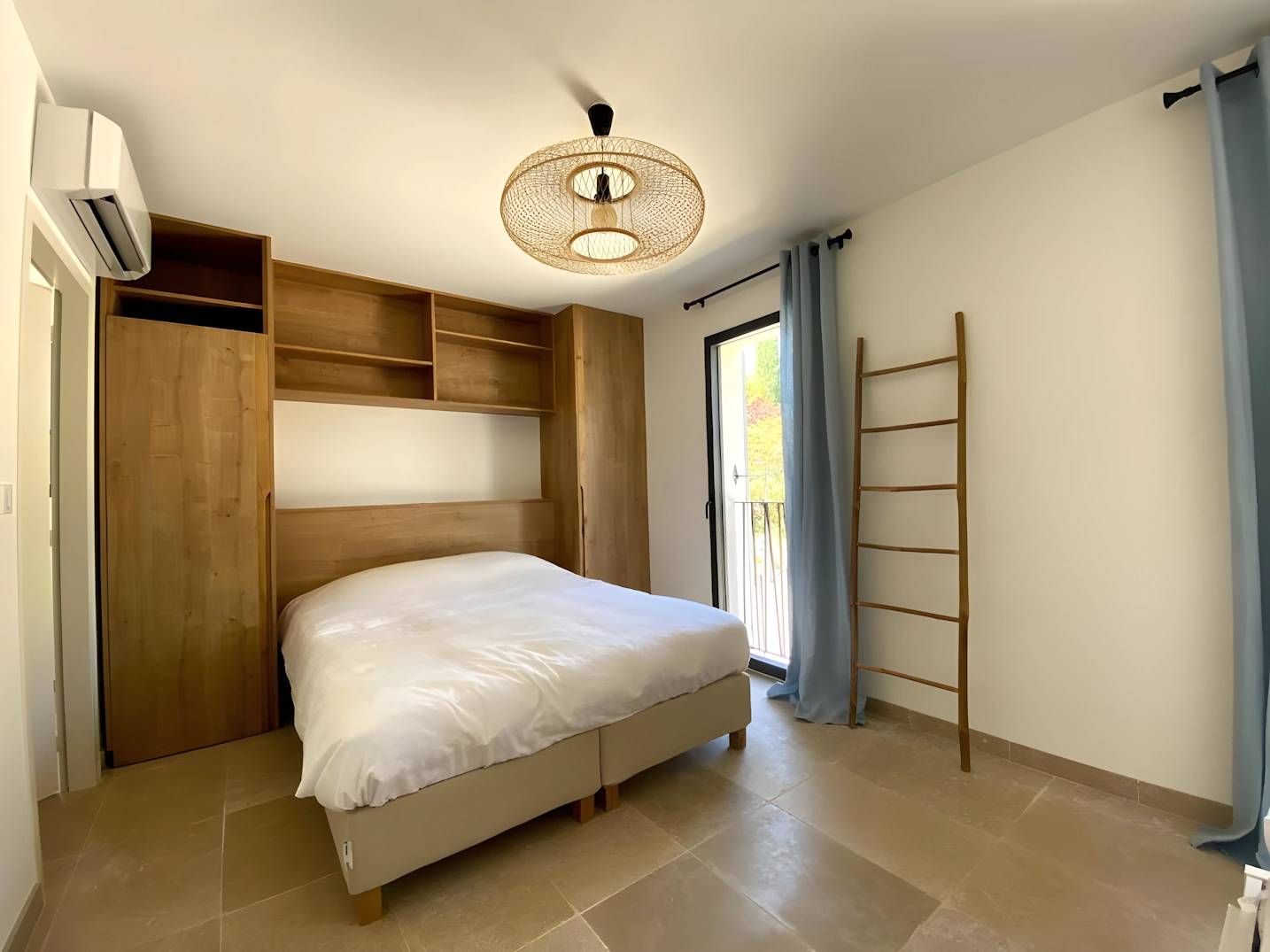 Slaapkamer met airconditioning in Villa Vintour