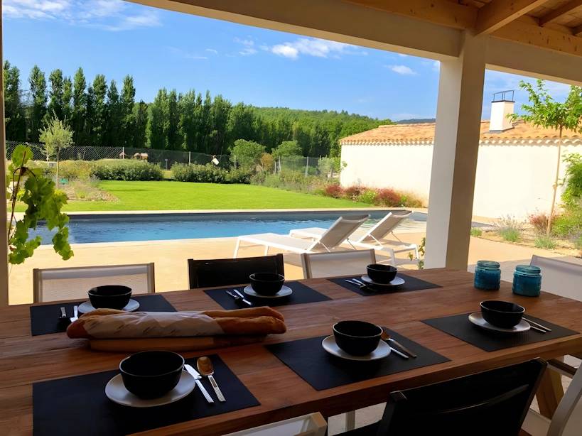 Omheinde tuin en privézwembad van Villa Vintour in Malaucène