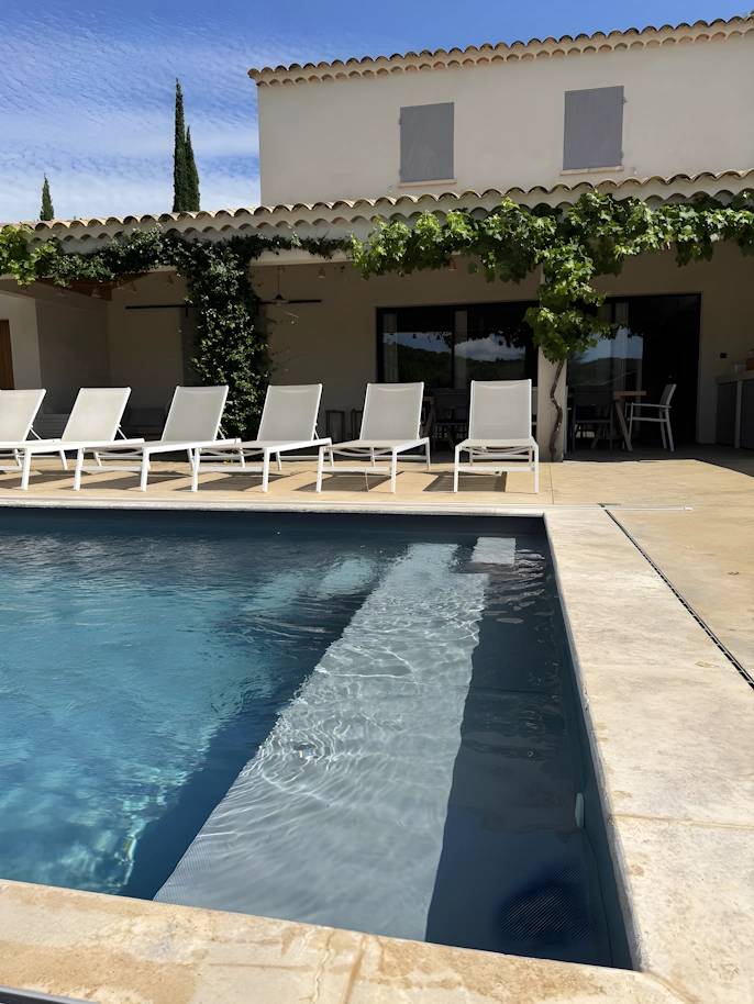 Transats au bord de la piscine privée de Villa Vintour
