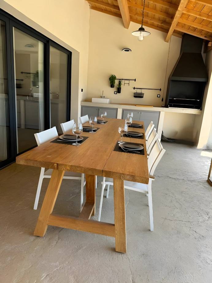 Overdekt terras met eettafel bij Villa Vintour